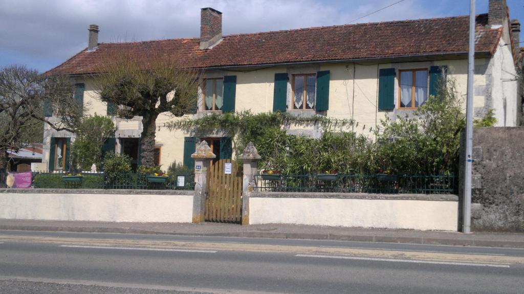La Maison Jaune Bed & Breakfast Bouresse Exterior photo